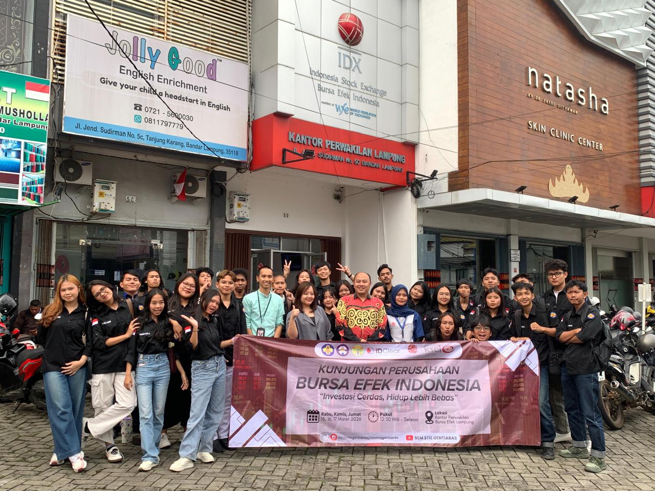 Mahasiswa Manajemen membentangkan spanduk kunjungan perusahaan di depan Kantor Perwakilan Bursa Efek Indonesia