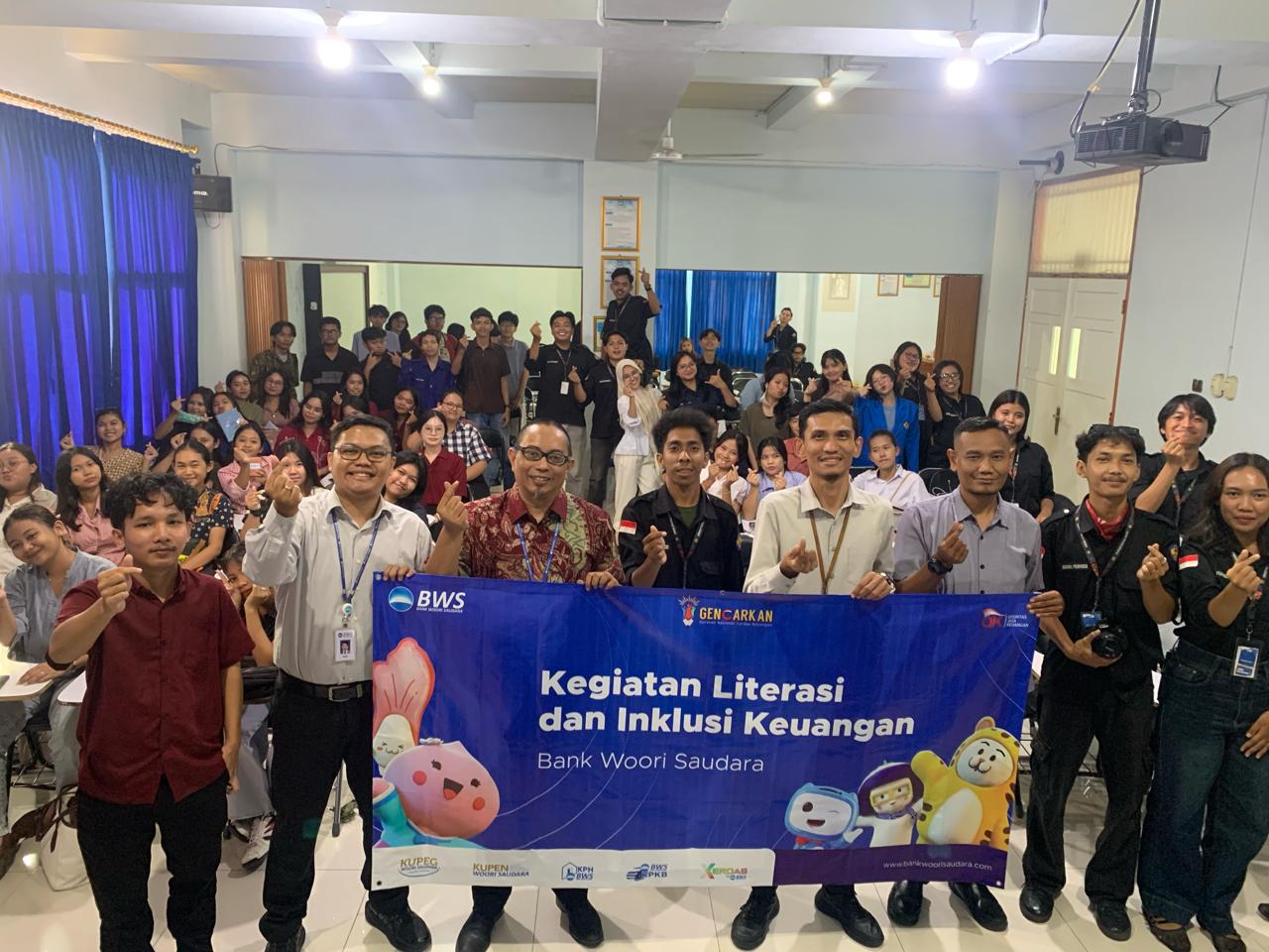 Mahasiswa memenuhi aula kampus pada kegiatan literasi dan inklusi keuangan bersama Bank Woori Saudara