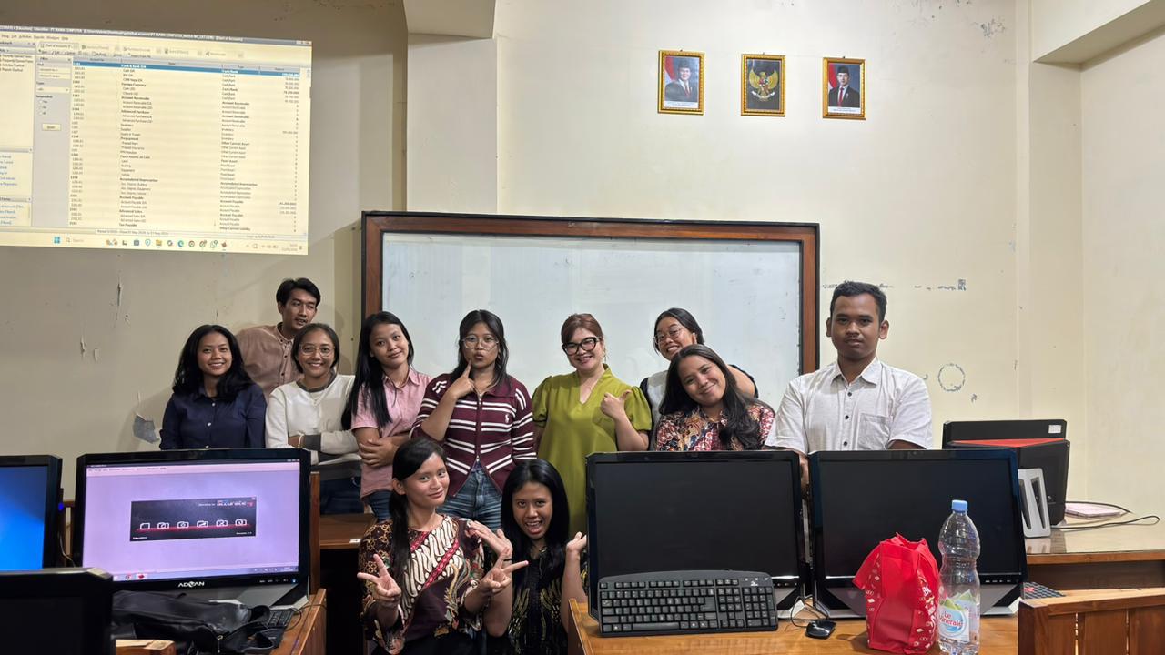 Mahasiswa Akuntansi berfoto di laboratorium komputer dengan tampilan software Accurate di layar proyektor