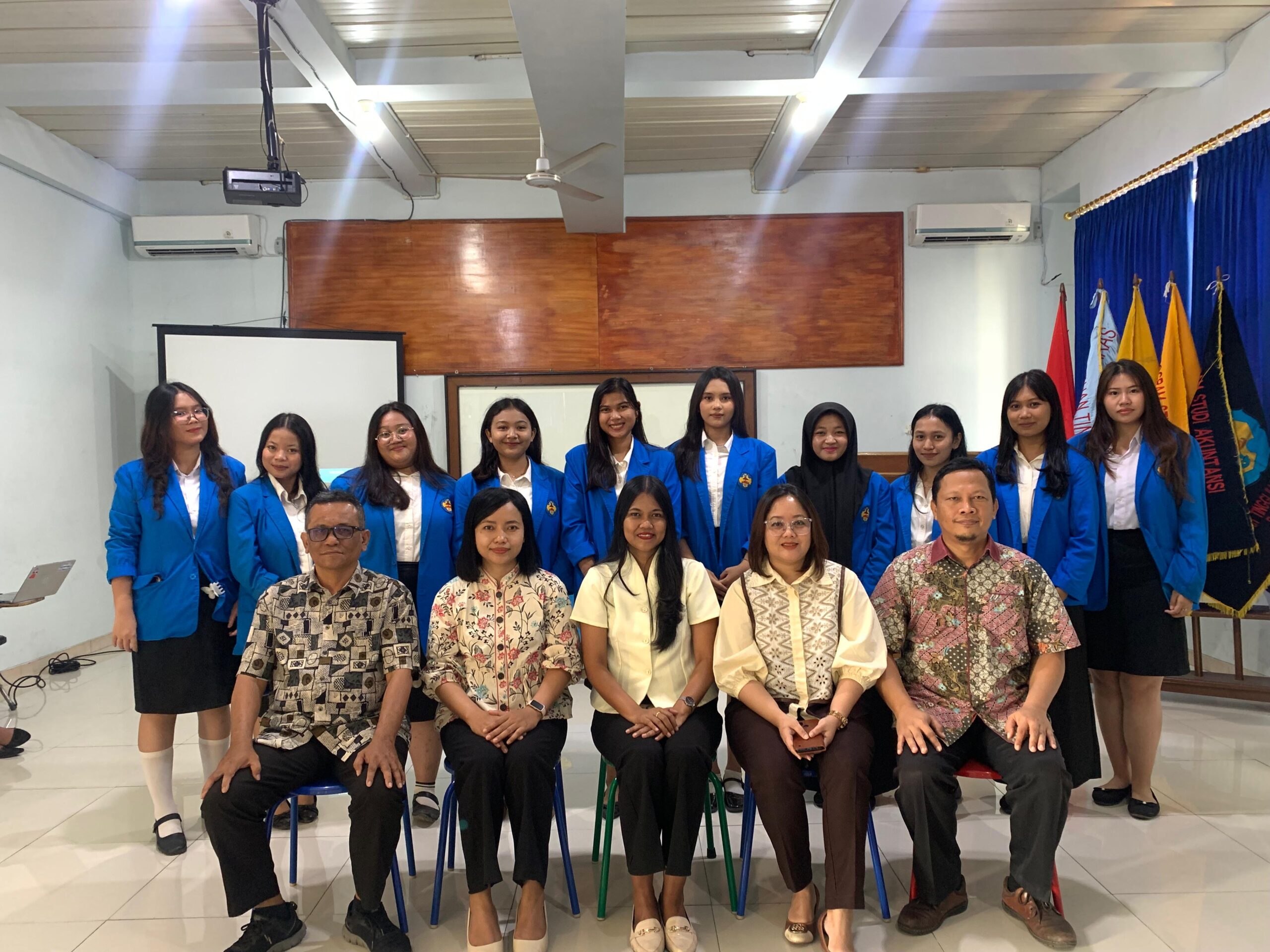 Pengurus Himpunan Mahasiswa Program Studi Akuntansi berjas almamater biru berfoto bersama dosen seusai pelantikan