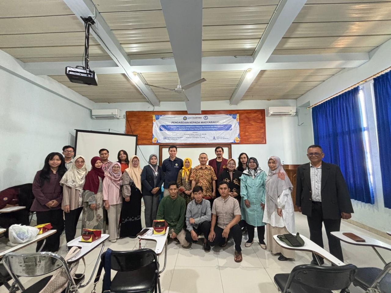 Peserta dan pemateri kegiatan Pengabdian kepada Masyarakat bertema penguatan kapasitas UMKM di aula kampus