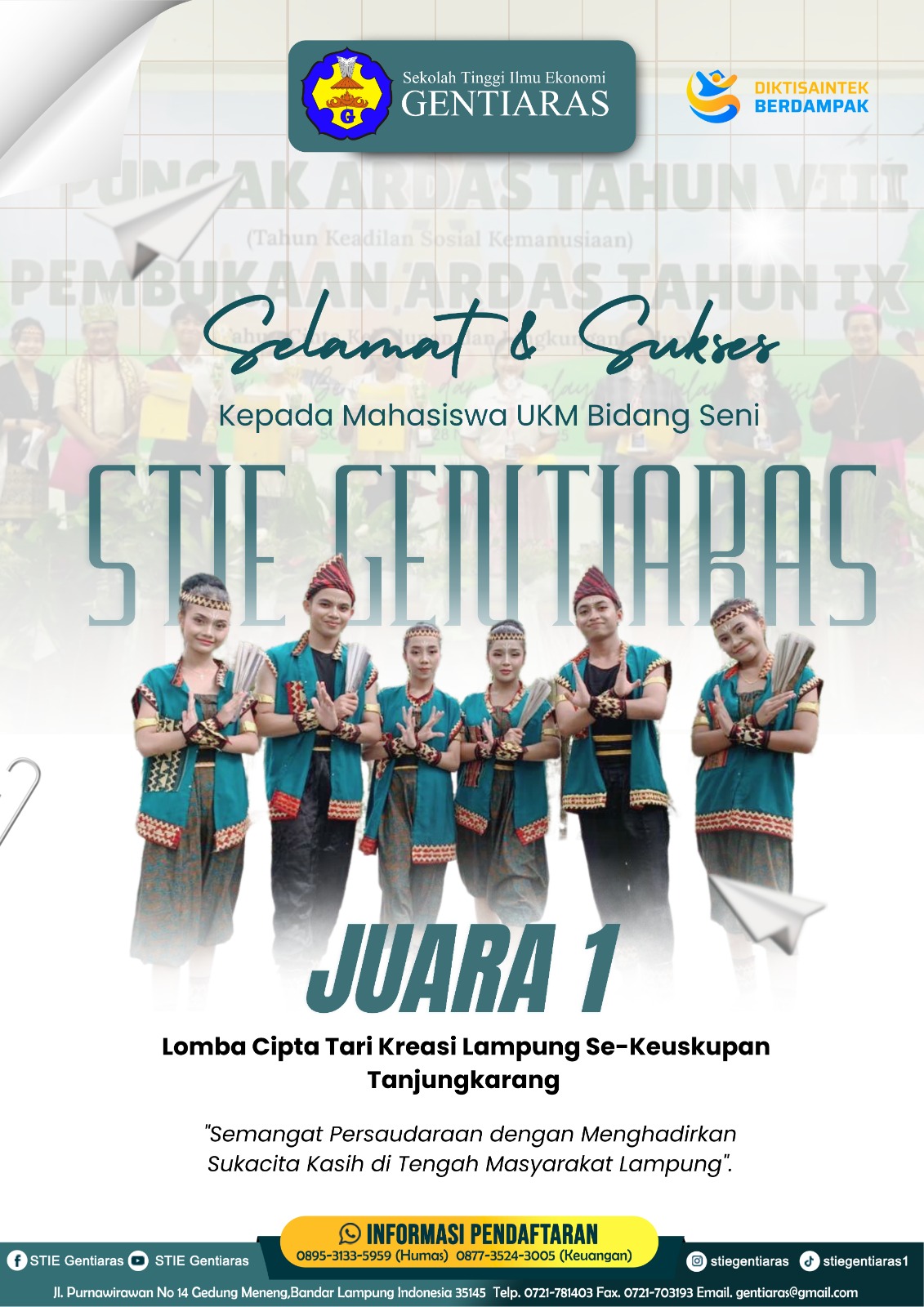 Tim penari UKM Seni Gentiaras mengenakan busana tari hijau tosca seusai meraih Juara 1 Lomba Cipta Tari Kreasi Lampung se-Keuskupan Tanjungkarang