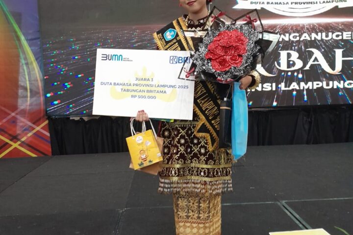 Mahasiswa Gentiaras berbusana adat Lampung lengkap dengan siger emas memegang piagam Juara 3 Duta Bahasa Provinsi Lampung 2025