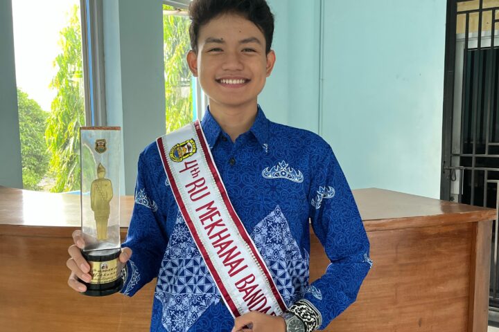 Mahasiswa Gentiaras mengenakan selempang 4th Runner Up Mekhanai Bandar Lampung sambil memegang trofi kemenangan