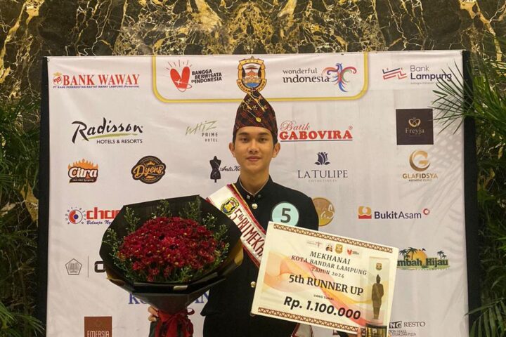 Mahasiswa Gentiaras berbusana adat Mekhanai memegang piagam 5th Runner Up Mekhanai Kota Bandar Lampung beserta buket bunga