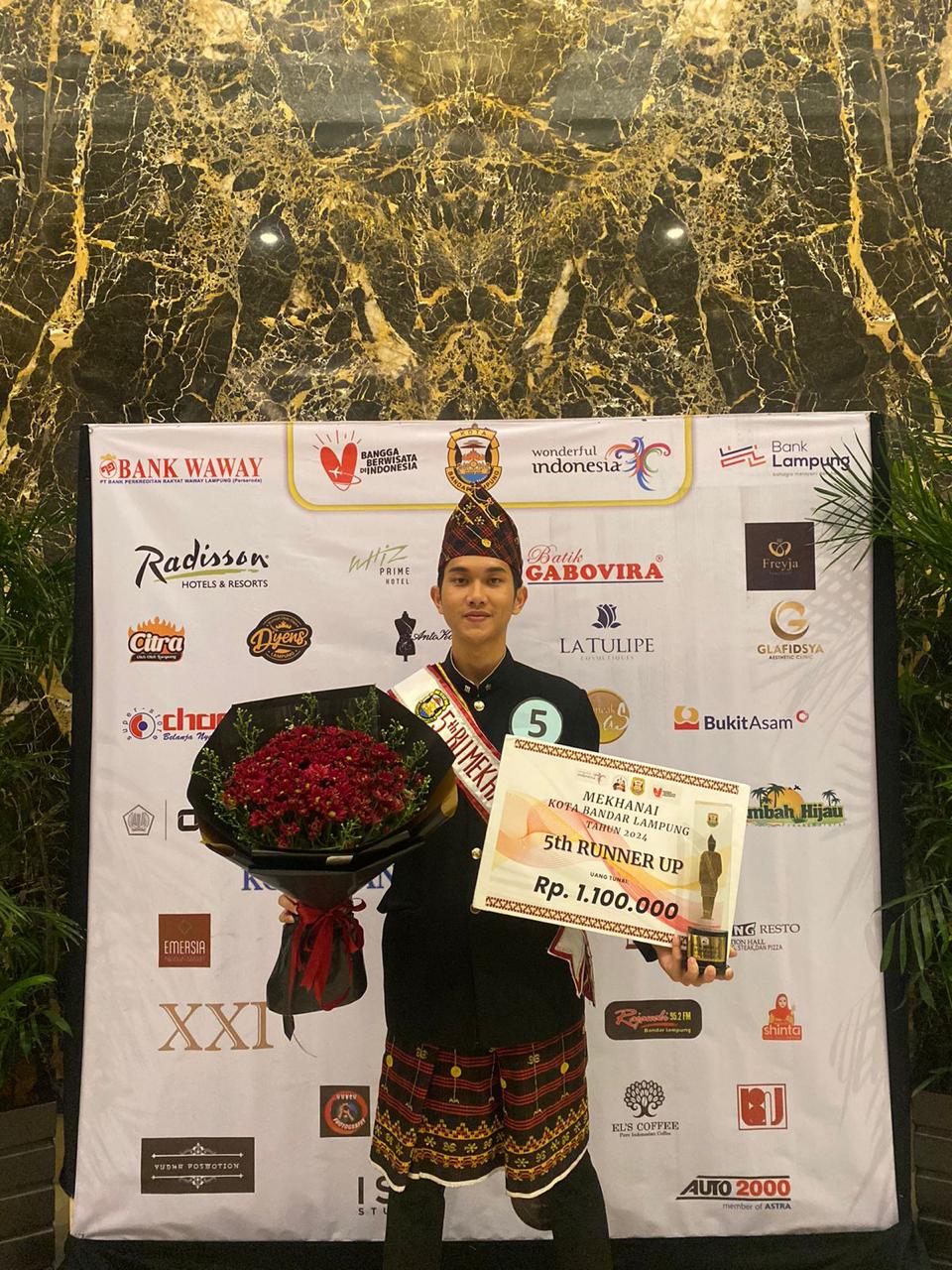 Mahasiswa Gentiaras berbusana adat Mekhanai memegang piagam 5th Runner Up Mekhanai Kota Bandar Lampung beserta buket bunga