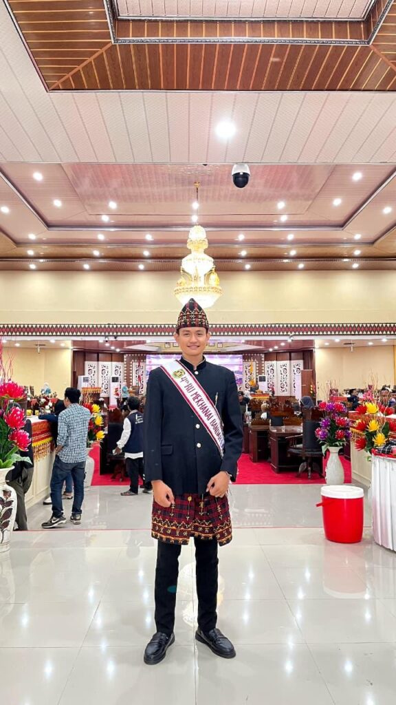 Mahasiswa Gentiaras mengenakan busana adat Lampung lengkap dengan kopiah emas
