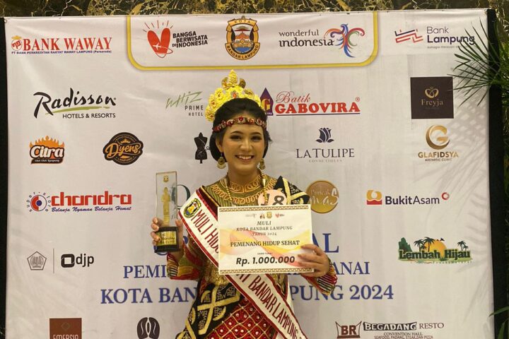 Mahasiswa Gentiaras berbusana adat Muli memegang piagam Pemenang Hidup Sehat ajang Muli Kota Bandar Lampung