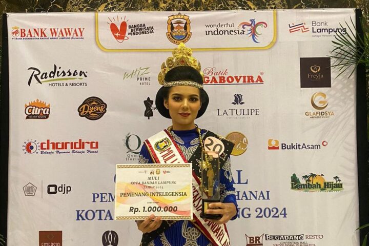 Mahasiswa Gentiaras berbusana adat Muli memegang piagam Pemenang Intelegensia ajang Muli Kota Bandar Lampung