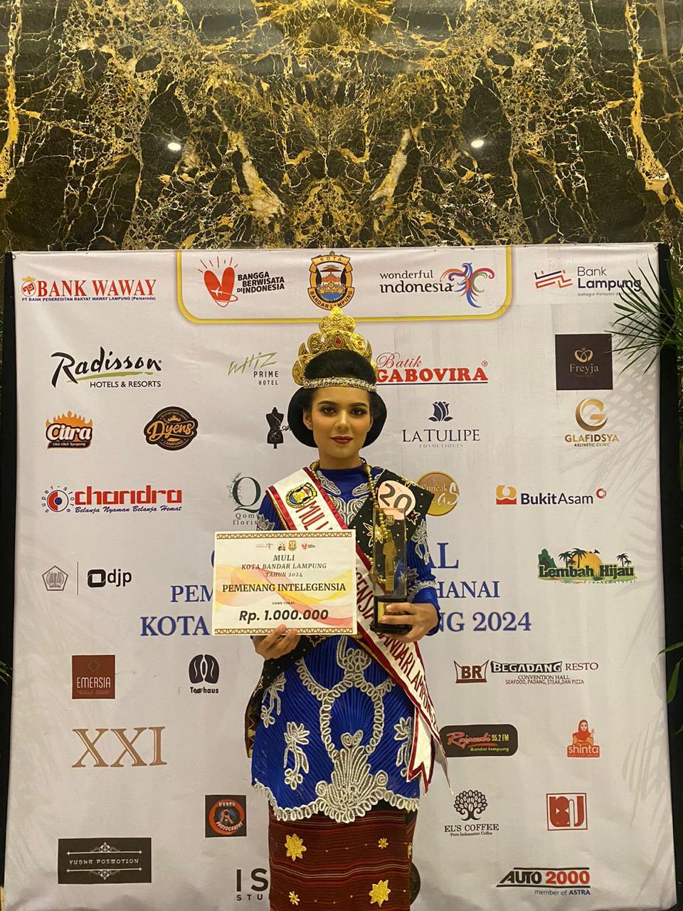 Mahasiswa Gentiaras berbusana adat Muli memegang piagam Pemenang Intelegensia ajang Muli Kota Bandar Lampung
