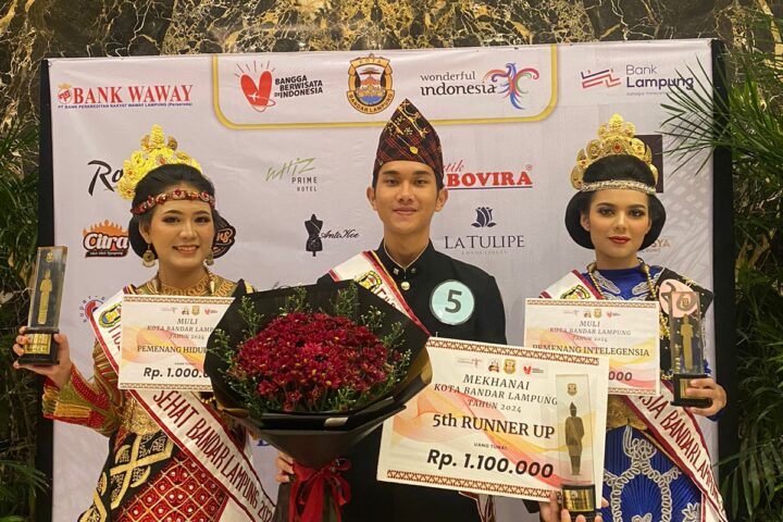 Tiga mahasiswa Gentiaras berbusana adat Lampung berdiri bersama memegang piagam kemenangan ajang Muli Mekhanai Kota Bandar Lampung