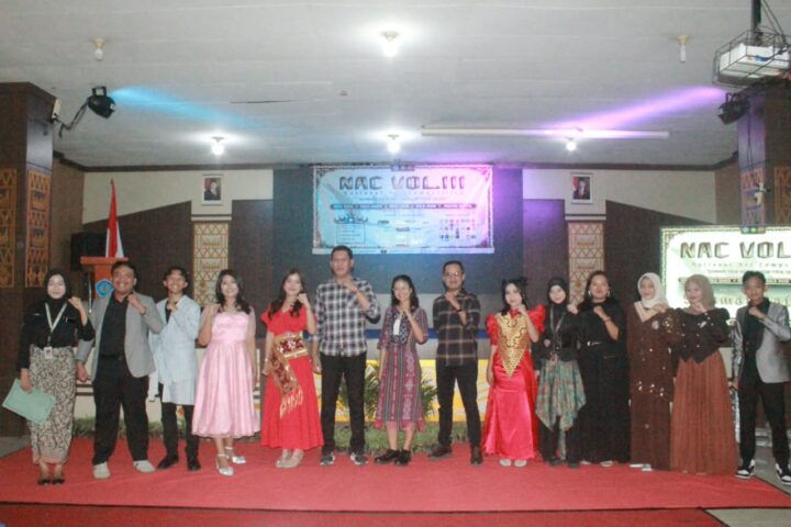 Para finalis National Art Competition Vol. III berbaris di atas panggung bersama panitia