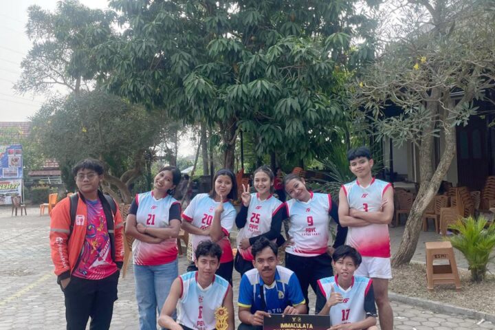 Tim bola voli mahasiswa Gentiaras berfoto bersama trofi dan papan hadiah Immaculata Championship 2026