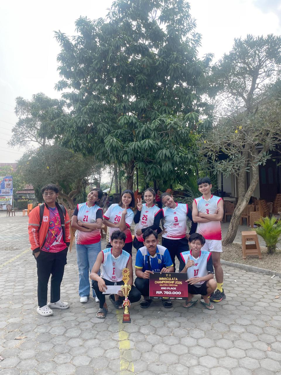 Tim bola voli mahasiswa Gentiaras berfoto bersama trofi dan papan hadiah Immaculata Championship 2026